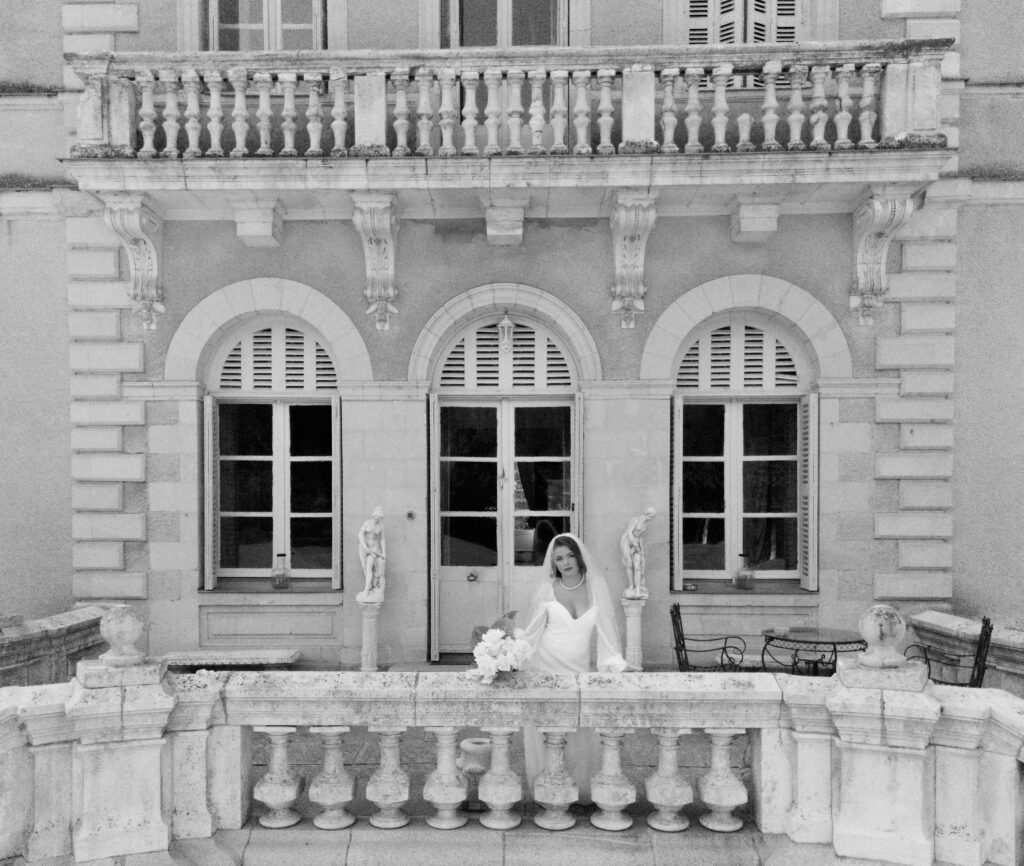 Mariée devant le château du Hallay