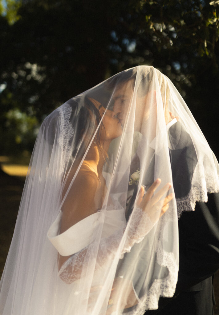 séance photo de couple durant le mariage avec voile et coucher de soleil