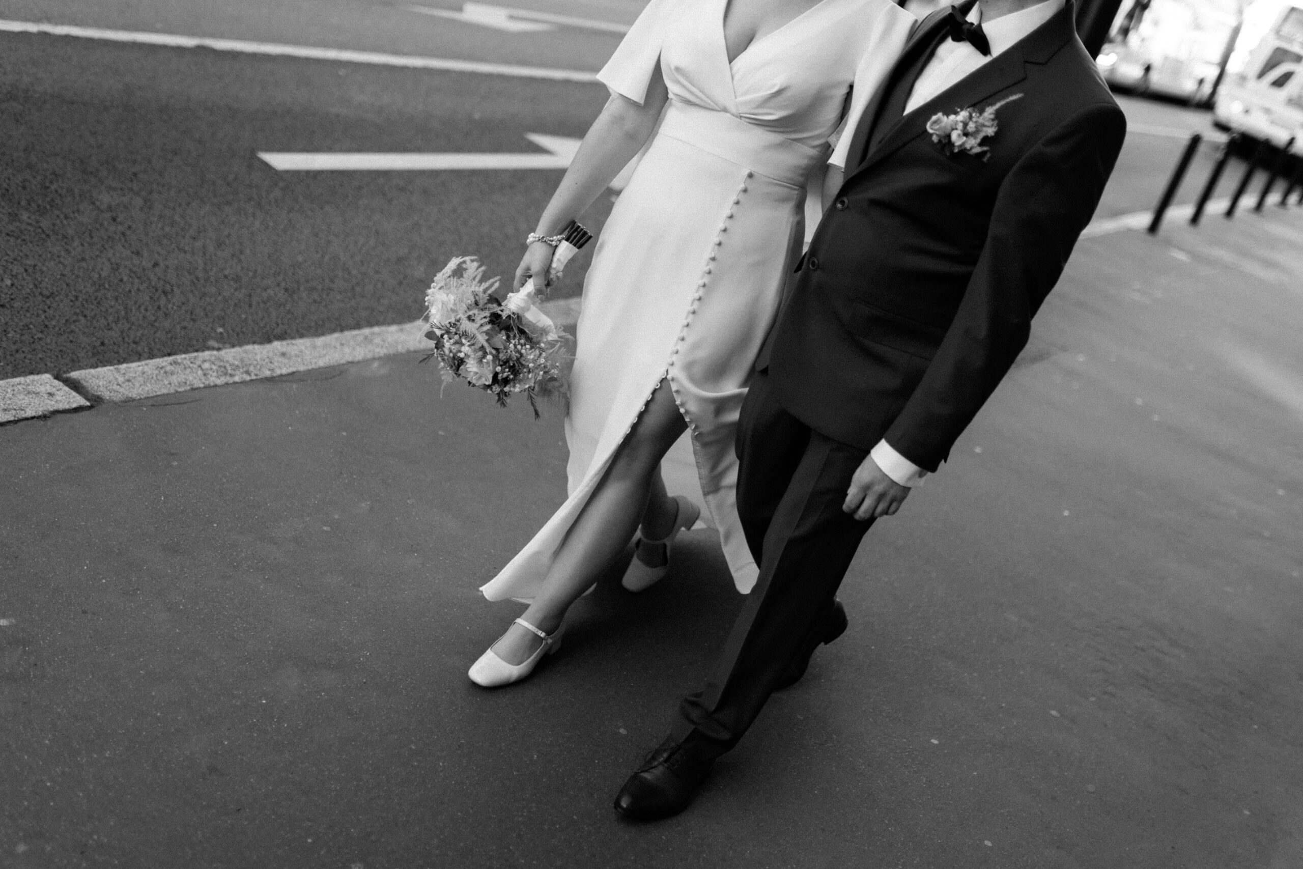 Couple main dans la main mariage civil à Nantes