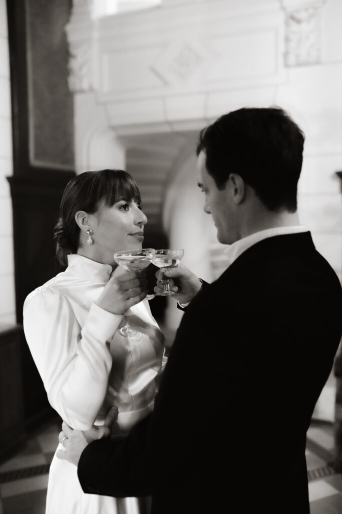 Couple de mariés qui trinquent