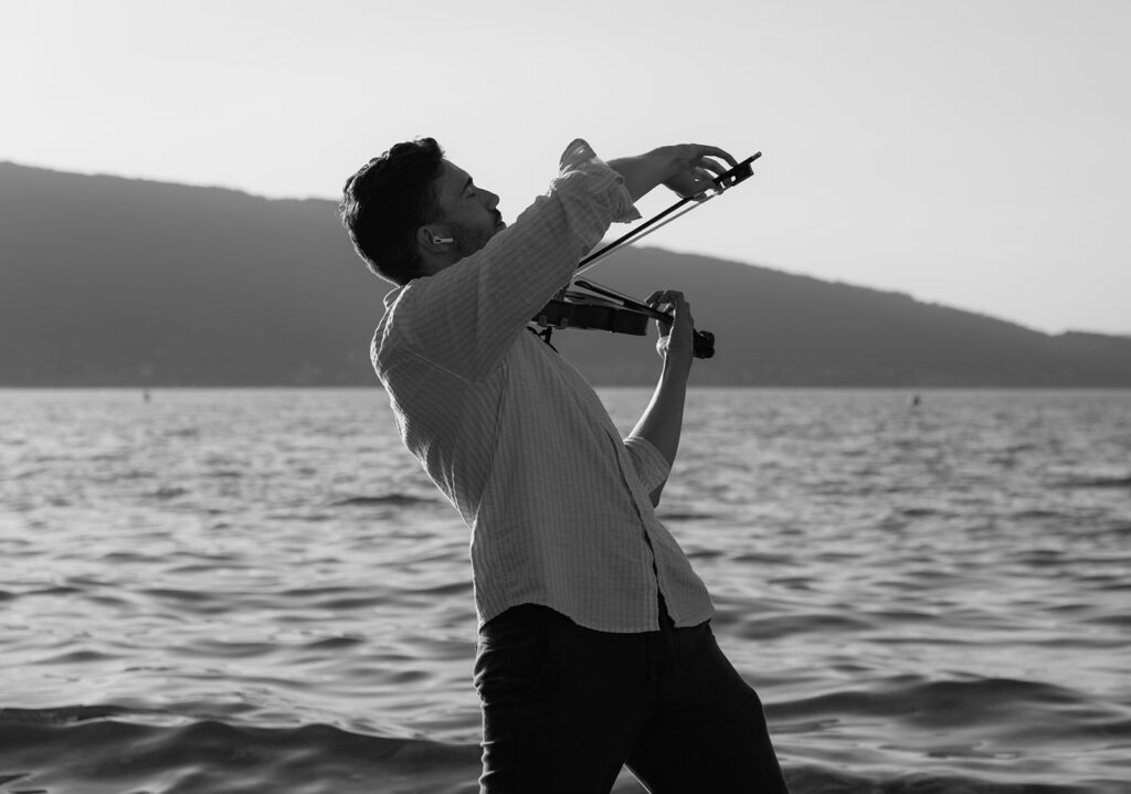 violoniste dos aux montagnes 