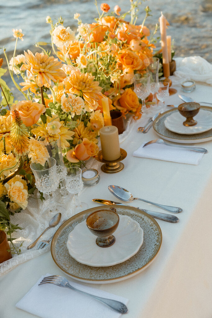 table de mariage pieds dans l'eau