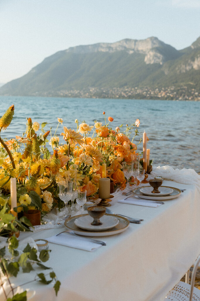 table de mariage pieds dans l'eau