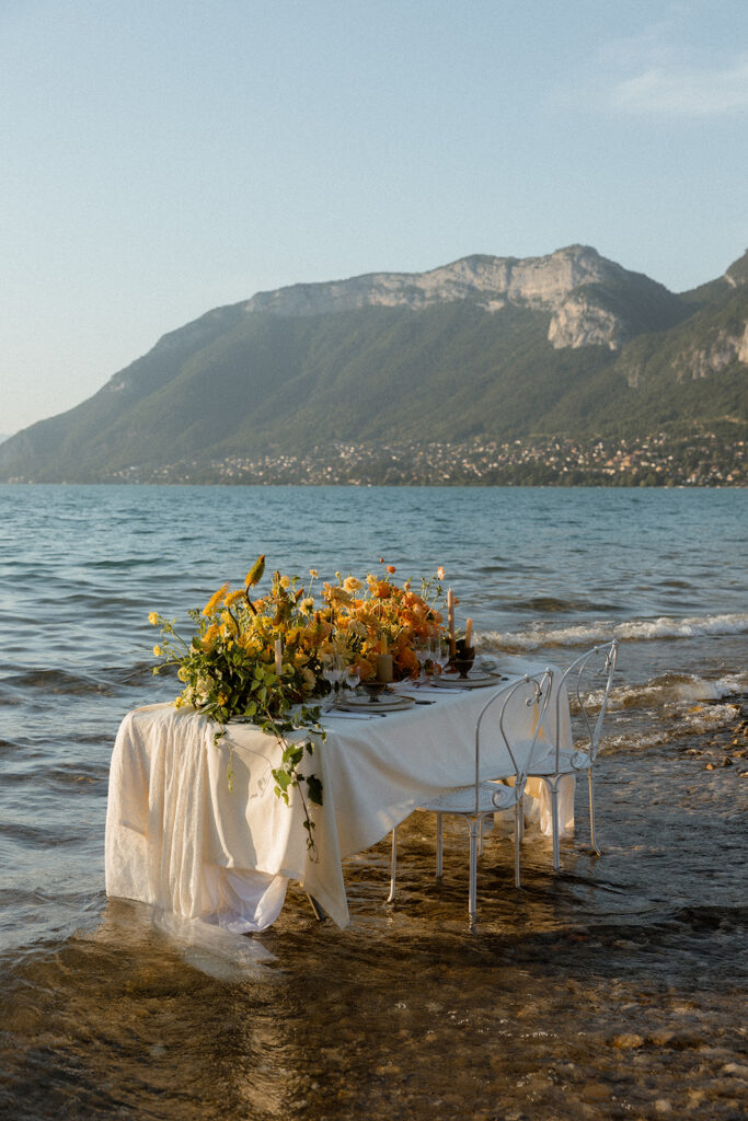 table de mariage pieds dans l'eau vue montagne