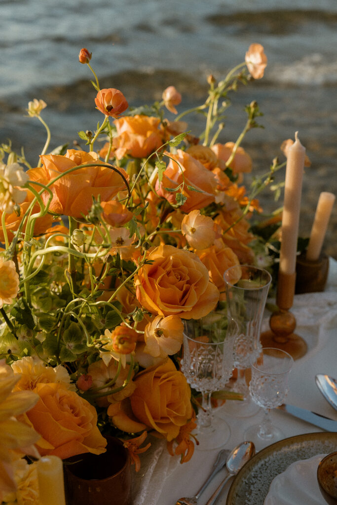 table de mariage pieds dans l'eau