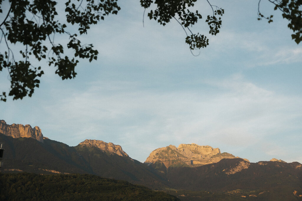 vue sur les montagnes face au lac d'Annecy